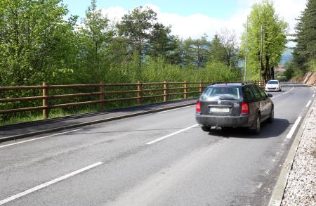 NOV ASFALT IN PLOČNIK CERKNICA 02 FOTO LJUBO VUKELIČ